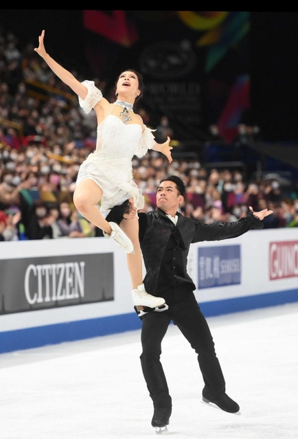 ３月の世界選手権アイスダンスで高橋大輔さんと息の合った演技を見せる村元哉中さん＝さいたま市中央区、さいたまスーパーアリーナ