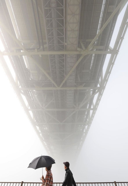 濃霧で見えなくなった明石海峡大橋＝２０日午前、神戸市垂水区東舞子町、県立舞子公園（撮影・小林良多）