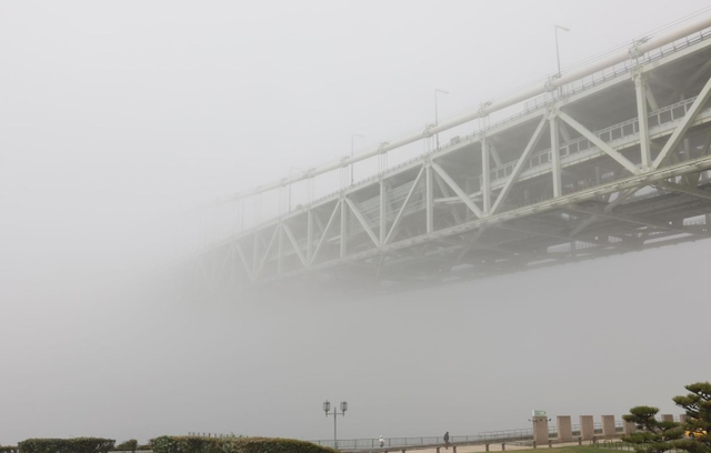 濃霧で見えなくなった明石海峡大橋＝２０日午前、神戸市垂水区東舞子町、県立舞子公園（撮影・小林良多）