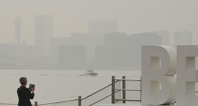 霧に包まれ、かすむ神戸・ポートアイランド＝２０日午前、神戸市中央区のメリケンパークから（撮影・中西幸大）