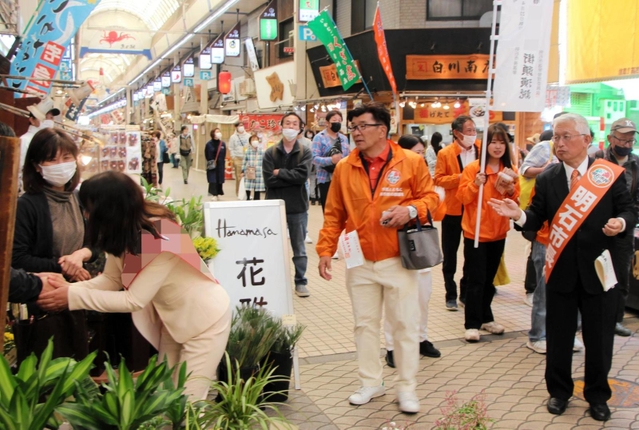 候補者と一緒に魚の棚商店街を練り歩く泉房穂市長（右）＝１６日午後、明石市本町１（画像の一部を加工しています）