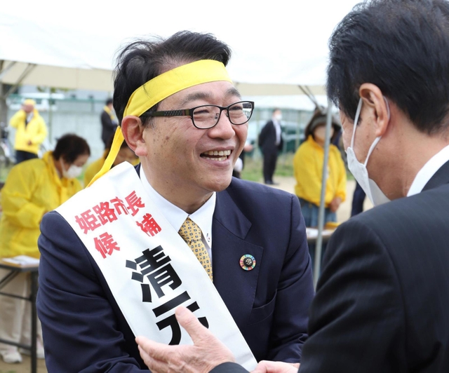選挙期間中、有権者に支持を訴える清元秀泰氏＝姫路市内