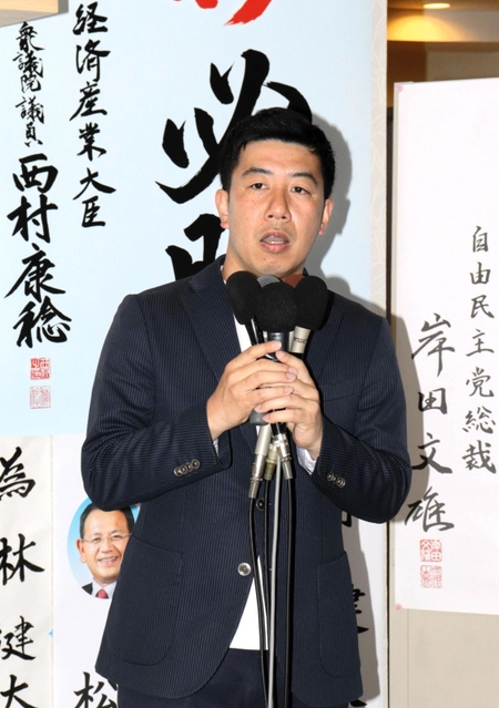 落選が決まり、支援者らにあいさつする林健太氏＝明石市大明石町２（撮影・領五菜月）