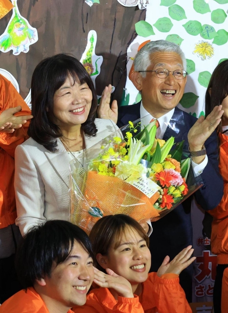 早々と初当選を決め、泉房穂市長（右）らと喜び合う丸谷聡子氏＝明石市大明石町２（撮影・鈴木雅之）