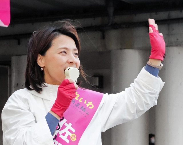 西宮市議選に立候補し、街頭演説する佐野宏美氏＝２１日午後、西宮市神楽町、ＪＲさくら夙川駅前