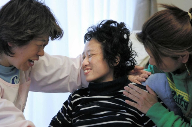 ２００６年３月、母親のもも子さん（左）、姉の敦子さんに囲まれ、笑顔を見せる順子さん＝兵庫県西宮市