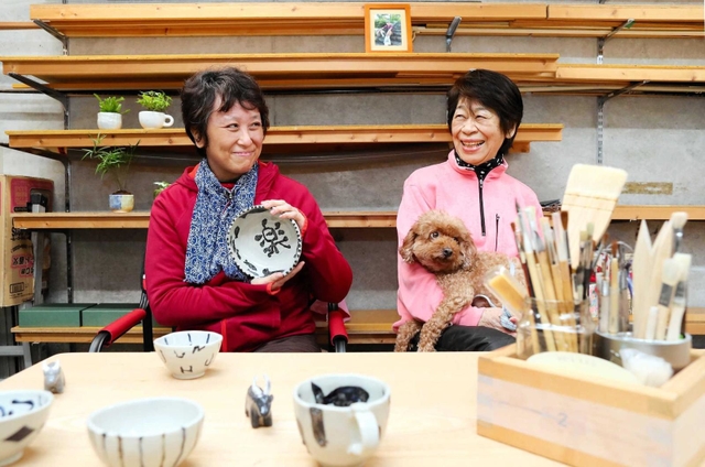 ２０２１年、陶芸工房で話をする順子さん（左）と母親のもも子さん＝兵庫県西宮市