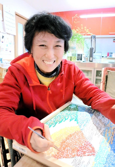２０２０年、ちぎり絵に取り組む鈴木順子さん。「好きやからできる」＝兵庫県西宮市