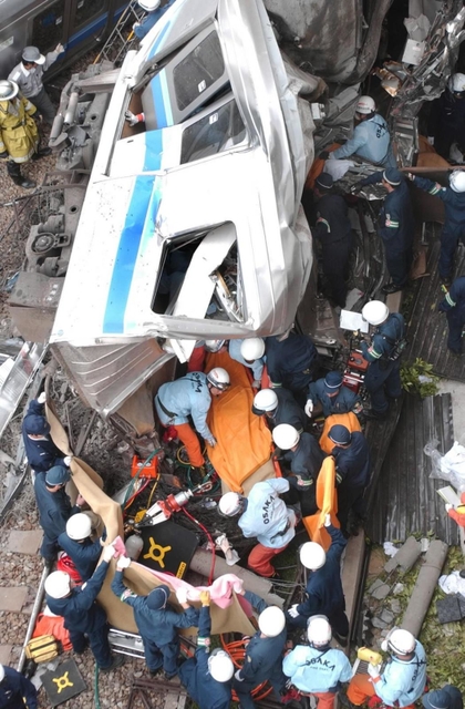 事故車両から乗客を救出するレスキュー隊員ら＝４月２５日午前１１時５０分、尼崎市久々知３