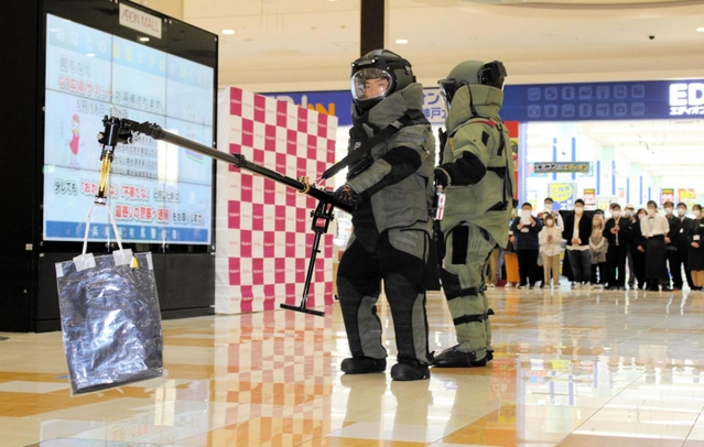 不審物に見立てた紙袋を撤去する兵庫県警機動隊の専門部隊＝神戸市北区上津台８