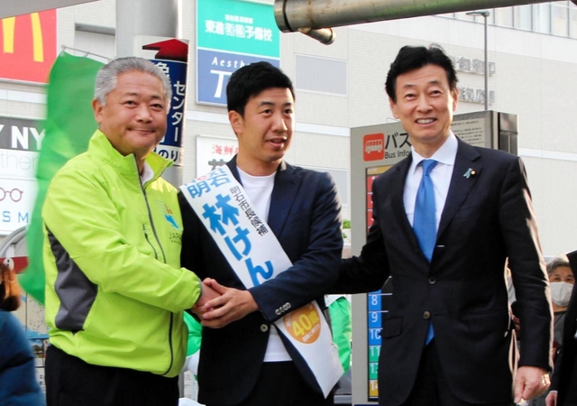 街頭演説を終え、西村康稔経済産業相（右端）らと握手を交わす日本維新の会の馬場伸幸代表（左端）＝２１日午後、明石市大明石町１