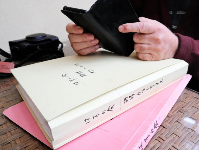 尼崎ＪＲ脱線事故で１８歳の次女を亡くした男性。今年３月に発見し、スマートフォンに保存した次女の写真を見つめる＝宝塚市内