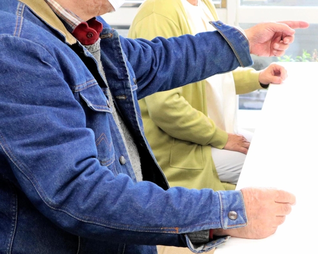 尼崎ＪＲ脱線事故で１８歳の次女を亡くした男性（手前）と妻。家族を失った人たちの悲しみを共有する「はすの会」の活動は１０年を超えた＝芦屋市業平町