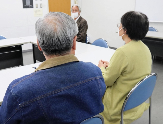 ＪＲ脱線事故で１８歳の次女を亡くした男性（左）と妻。家族を失った悲しみを分かち合う会「はすの会」を立ち上げ、１０年を越えた＝芦屋市民センター、芦屋市業平町