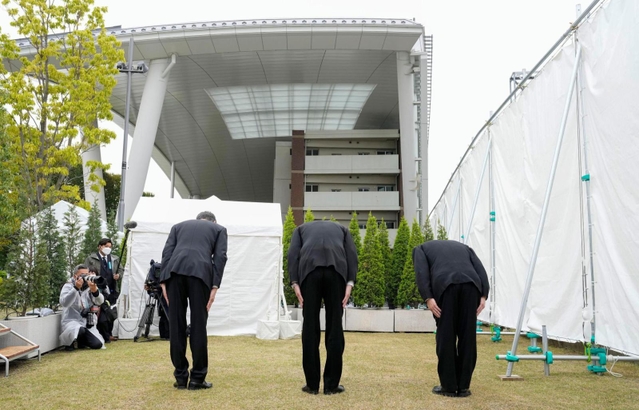 尼崎ＪＲ脱線事故から18年となり、発生時刻に合わせ、電車が激突したマンションの前で黙とうするＪＲ西日本の長谷川一明社長（中央）ら＝25日午前９時18分、兵庫県尼崎市