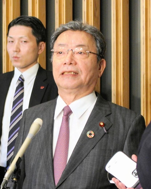 報道陣の取材に応じる谷公一氏＝東京都千代田区