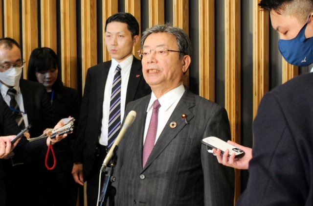 報道陣の取材に応じる谷公一氏＝東京都千代田区