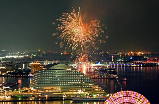 神戸港の夜空を彩った昨年の花火イベント「みなとＨＡＮＡＢＩ」＝２０２２年１０月、神戸市中央区東川崎町１から撮影