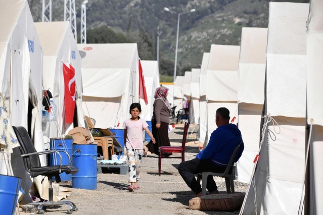 トルコ南部アンタキヤに連なる地震被災者用のテント＝４月４日