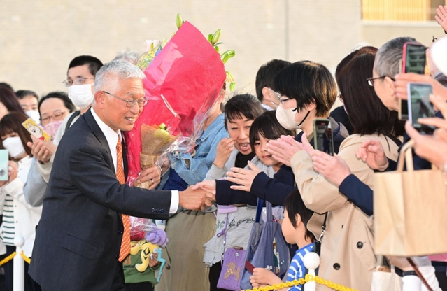 退任セレモニーで、駆けつけた市民に見送られる泉房穂明石市長（手前左）＝２８日午後、明石市役所（撮影・中西幸大）