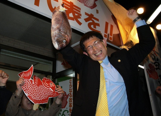 明石市長選で初当選しタイを手に喜ぶ泉房穂氏＝２０１１年４月２４日