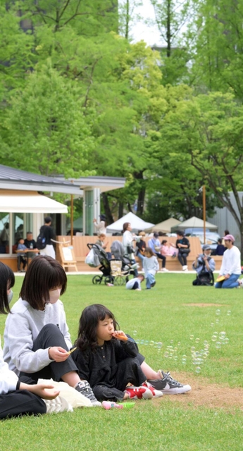 リニューアルしたばかりの神戸・東遊園地で遊ぶ親子ら＝２９日午前、神戸市中央区加納町６