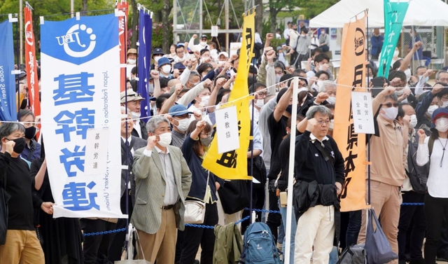 ４年ぶりに組合員が参集して行われた兵庫県メーデー神戸中央大会＝２９日午前、大倉山公園