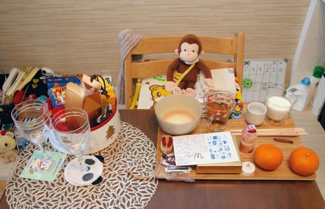 友一君が使っていた食器やおもちゃなどが並ぶ食卓＝神戸市内 