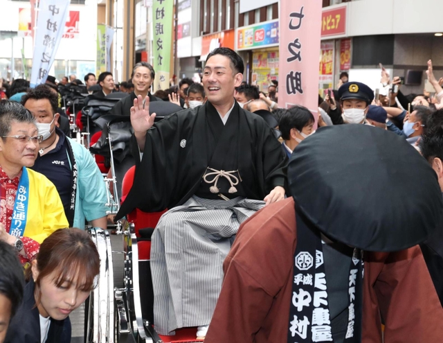 ファンからの声援に応える中村勘九郎さんら＝３０日午前、姫路市内（撮影・辰巳直之）