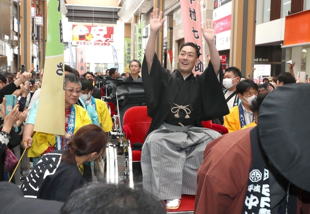 ファンからの声援に応える中村勘九郎さんら＝３０日午前、姫路市内（撮影・辰巳直之）