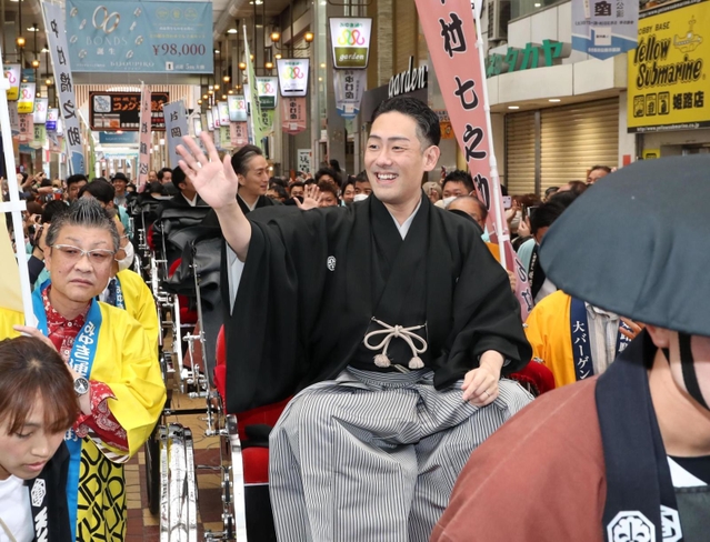 ファンからの声援に応える中村勘九郎さんら＝３０日午前、姫路市内（撮影・辰巳直之）