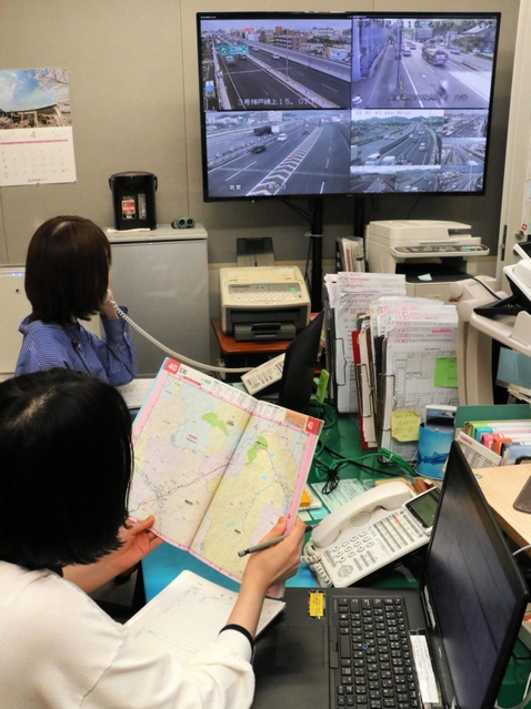 姫路・加古川バイパスを中心に、定点カメラの映像も参考に渋滞情報を整理するジャティック神戸センターのオペレーター＝兵庫県警本部