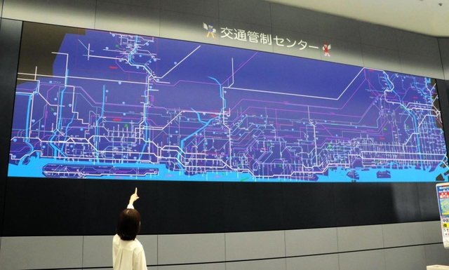 ジャティックの放送室から見えるようになっている兵庫県警の「交通管制センター」の大型モニター＝兵庫県警本部