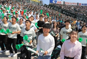 報徳ナインに声援を送るアルプススタンドの応援団＝１日午後、西宮市の甲子園球場（撮影・吉田敦史）