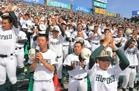 決勝まで戦いきった報徳ナインを拍手でたたえる応援団＝１日午後、西宮市の甲子園球場（撮影・吉田敦史）