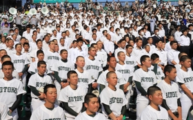 決勝で敗れたナインと共に、夏への思いを新たにする報徳学園の応援団＝１日午後、西宮市の甲子園球場（撮影・吉田敦史）