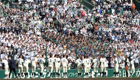 試合後、あいさつする報徳の選手達に対して惜しみない拍手を送る観客ら（撮影・風斗雅博）