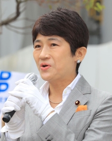 候補者への支援を呼びかける立憲民主党の西村智奈美代表代行＝２日午前、西宮市内（撮影・吉田敦史）