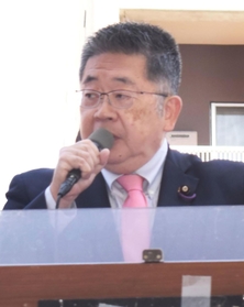 候補者の応援に駆け付けた共産党の小池晃書記局長＝１日午前、神戸市東灘区（撮影・名倉あかり）