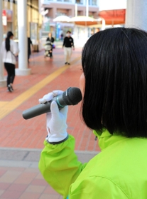 街頭で子育て施策の重要性を訴える女性候補者＝神戸市内