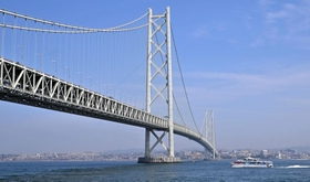 開通から２５年となる明石海峡大橋＝４日、淡路市岩屋（撮影・内田世紀）