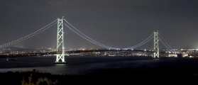 開通から２５年を迎える明石海峡大橋＝４日夜、淡路市岩屋から（撮影・長嶺麻子）