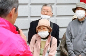 兵庫県議選が告示され、マスク姿の有権者を前に、口元を見せて演説する候補者＝神戸市須磨区（撮影・千葉翔大、画像の一部を加工しています）
