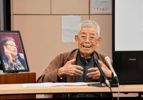 国の対応に憤りの思いを伝える小林宝二さん＝明石市貴崎１、明石市立総合福祉センター