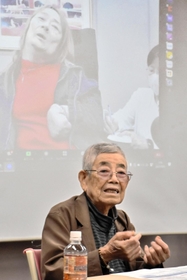 国の対応に憤りの思いを伝える小林宝二さん＝明石市貴崎１、明石市立総合福祉センター