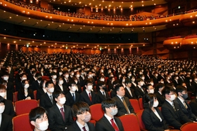 入学式に参加した新入生たち。マスクの着脱は任意となった＝６日午前、神戸市中央区、神戸国際会館こくさいホール