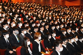入学式に参加した新入生たち。マスクの着脱は任意となった＝６日午前、神戸市中央区、神戸国際会館こくさいホール