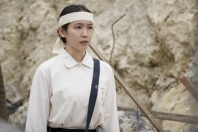 吉岡里帆さんが出演した「島守の塔」の１シーン（©２０２２映画「島守の塔」製作委員会）