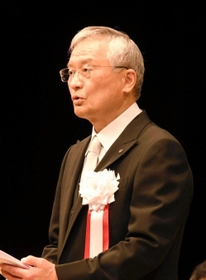 式辞を述べた高坂誠学長＝６日午前、神戸市中央区、神戸国際会館こくさいホール