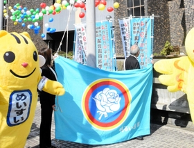 統一地方選に合わせて掲揚される「白バラ旗」。公正な選挙を呼びかけるシンボルだ＝神戸市中央区下山手通５、兵庫県庁（撮影・金　旻革）